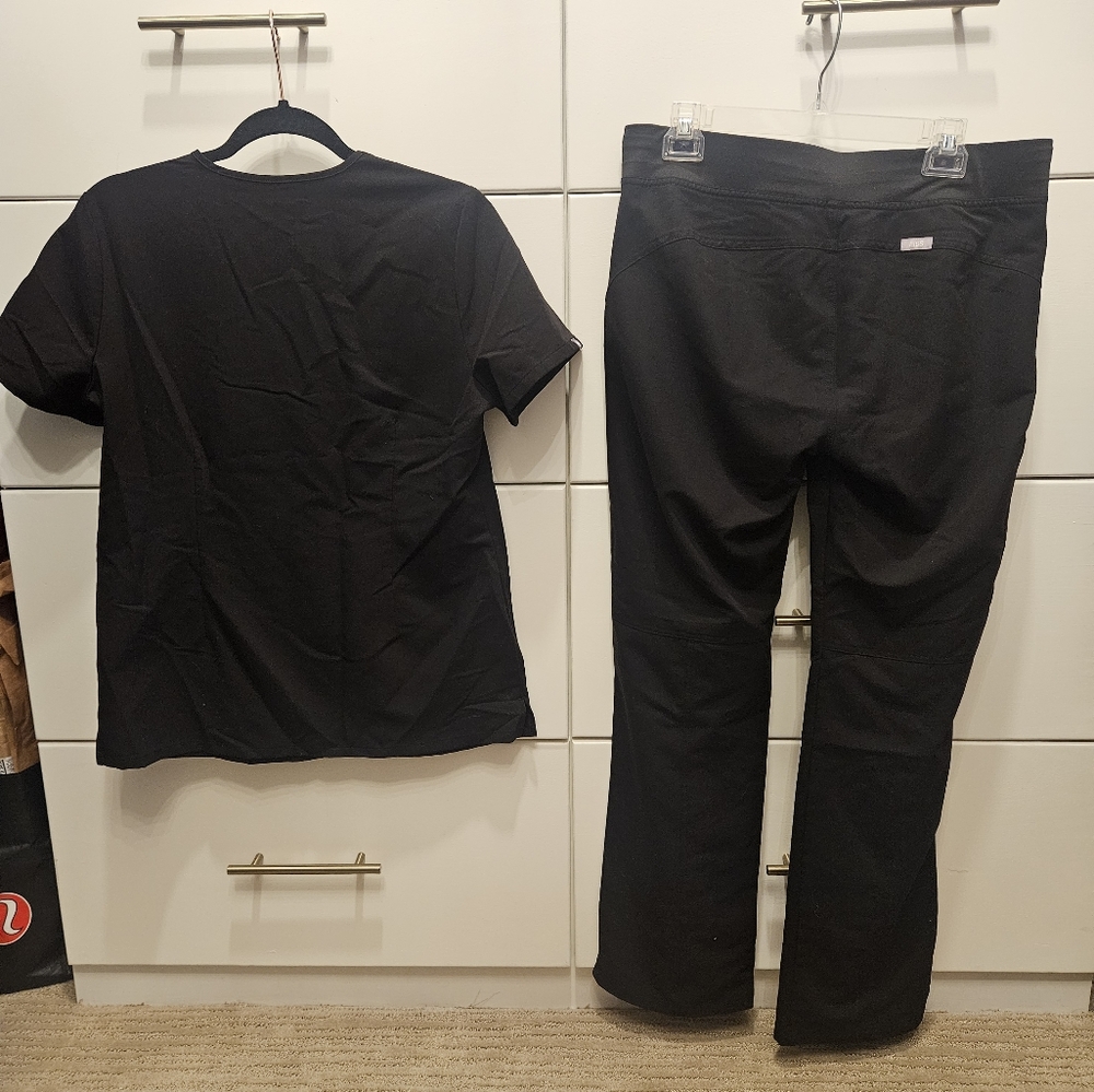 Womens FIGS Top size S Bottoms size M. Regular Fit